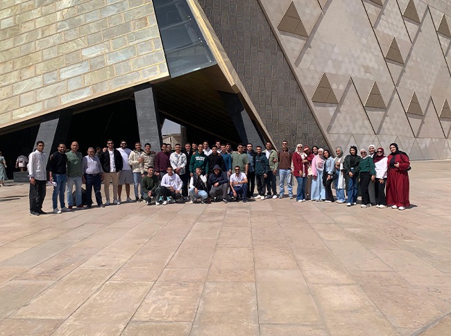 رحلة علمية لطلاب معهد علوم الحاسب ونظم المعلومات إلى المتحف المصري الكبير لتعزيز الوعي الثقافي والانتماء الوطني