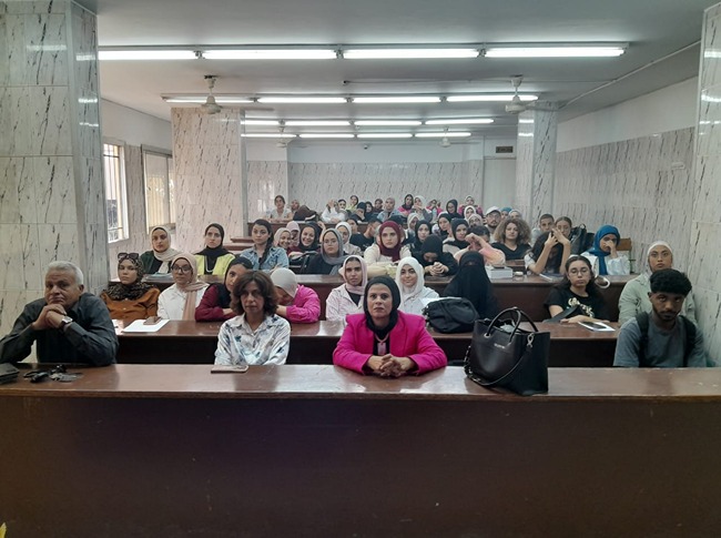 ندوة أونلاين بقسم اللغة الإسبانية حول “الدبلوماسية الثقافية: طه حسين وغارسيا ماركيز نموذجًا”