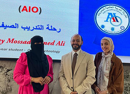 قدّمت الطالبتان مي مسعد وملك سعيد عرضًا عن تجربتهما في التدريب بالشركة العربية العالمية للبصريات