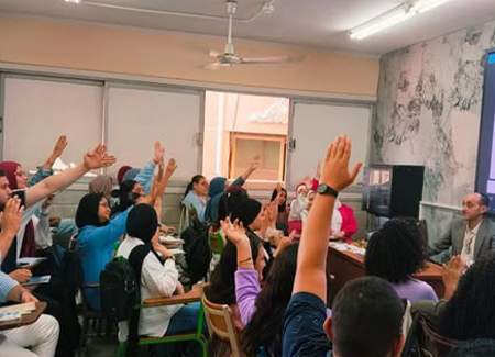 تفاعل مميز لطلاب الإرشاد السياحي في محاضرة د. تامر النجار