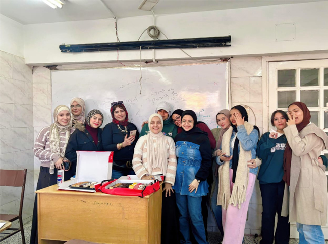 طلاب قسم اللغة الإنجليزية يحتفلون بانتهاء كورس مبادئ وأسس الترجمة بالمعهد العالي للغات