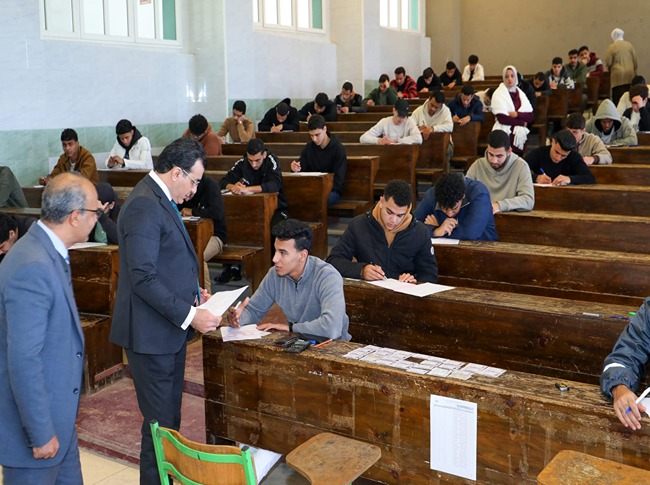 المستشار العلمي والأكاديمي لمدينة الثقافة والعلوم يتفقد لجان الامتحانات بمعهدي "الهندسة" و"علوم الحاسب"  