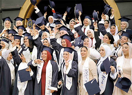 يوم التخرج.. لحظات لا تُنسى لخريجي المعهد العالي للاقتصاد 🎓🧡