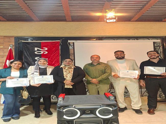  سفير كوبا بالقاهرة يكرّم طلاب المعهد العالي للغات بمدينة الثقافة والعلوم المشاركين في ترجمة الفيلم الوثائقي "لحظات مع فيدل"