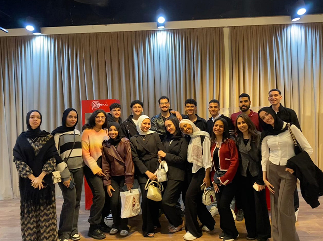 طلاب قسم اللغة الإسبانية يشاركون في افتتاح معرض “طريق الإنكا العظيم: البيرو – الأصالة والتنوع”