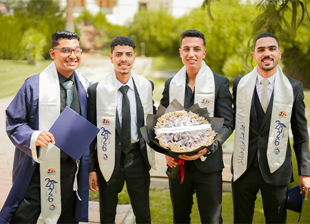ذكريات من يوم استثنائي.. خريجو المعهد العالي لتكنولوجيا البصريات 🎓✨