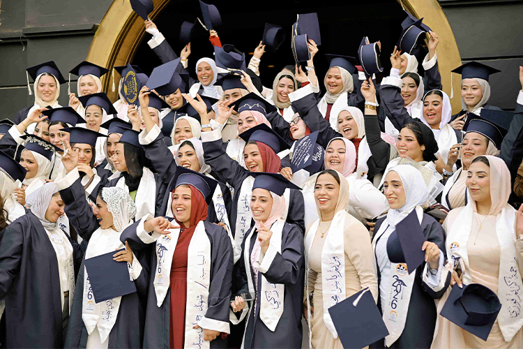 يوم التخرج.. لحظات لا تُنسى لخريجي المعهد العالي للاقتصاد 🎓🧡