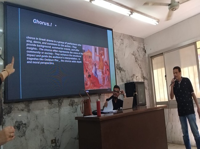 نشاط طلابي لطلاب الفرقة الأولى بقسم اللغة الإنجليزية لتحليل وتمثيل مسرحية «أوديبس ريكس»