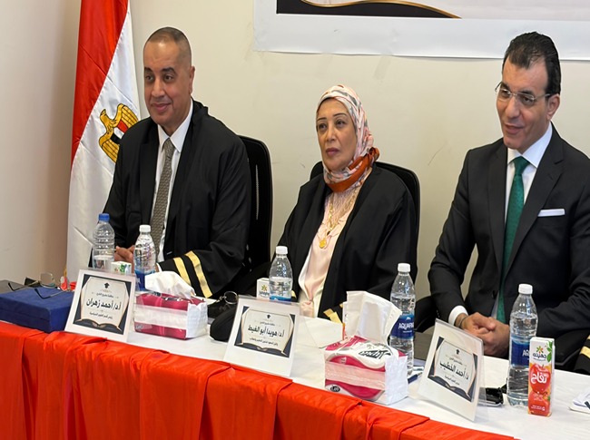 المستشار العلمي لمدينة الثقافة والعلوم يشارك في مناقشة مشروعات تخرج طلاب العلوم السياسية ويشيد بتميزها