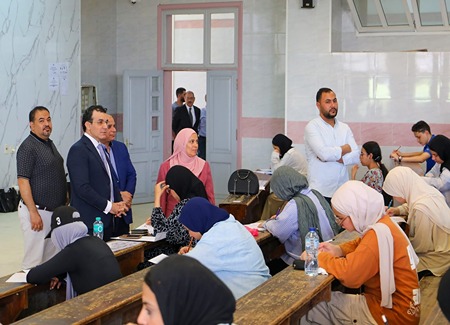 جولة تفقدية للدكتور حاتم ربيع لمتابعة سير الامتحانات بالمعهد العالي للعلوم الإدارية