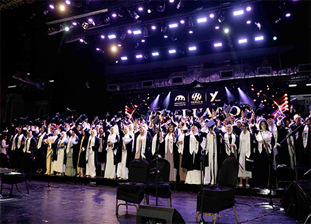 يوم التخرج.. لحظات لا تُنسى من المعهد العالي للغات – شيراتون 🎓🧡