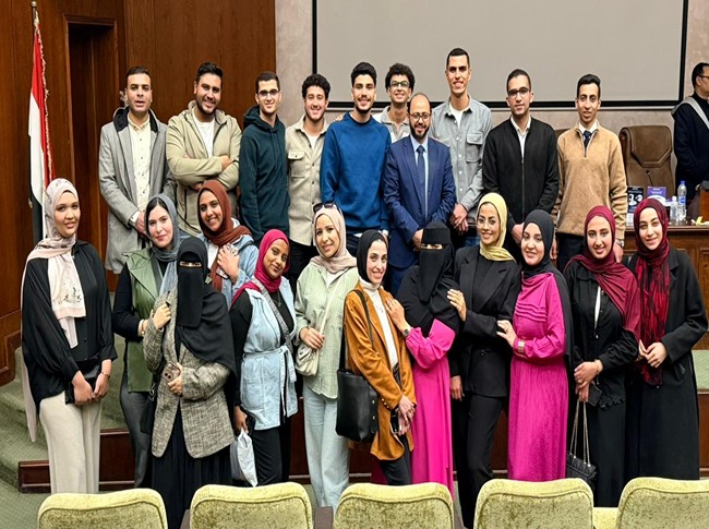 طلاب تكنولوجيا البصريات يشاركون في اليوم العلمي لمعهد بحوث أمراض العيون حول «القرنية المخروطية»