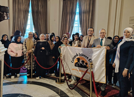 طلاب العلوم الإدارية في جولة معرفية داخل متحف البريد المصري