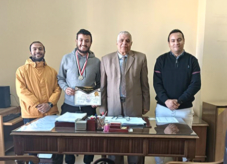 حصول الطالب سعيد محمد على الميدالية الفضيه 