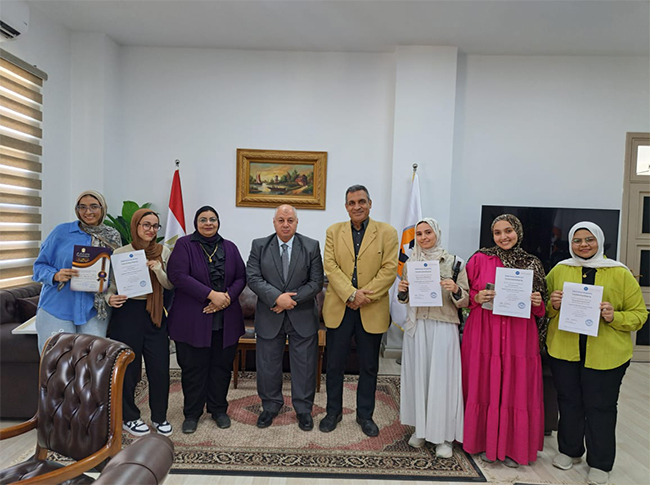 تكريم طالبات قسم اللغة الألمانية بالمعهد العالي للغات لمشاركتهن في ورشة تدريبية بالهيئة الألمانية DAAD