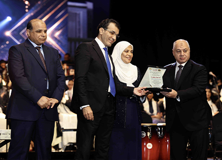 📸 لقطات تجمع ضيوفنا وأعضاء هيئة التدريس في احتفالية تخرج المعهد العالي للعلوم الإدارية