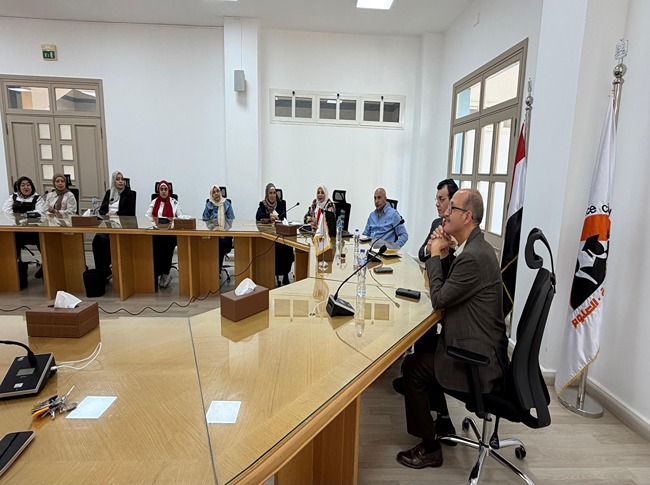 اجتماع مركز ضمان الجودة لمناقشة تطوير العملية التعليمية وتعزيز معايير الجودة بالمعهد العالي للخدمة الاجتماعية