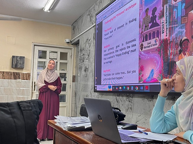 طلاب الفرقة الرابعة بالمعهد العالي للغات يقدمون عروضًا متميزة في ختام مقرر النظريات الثقافية