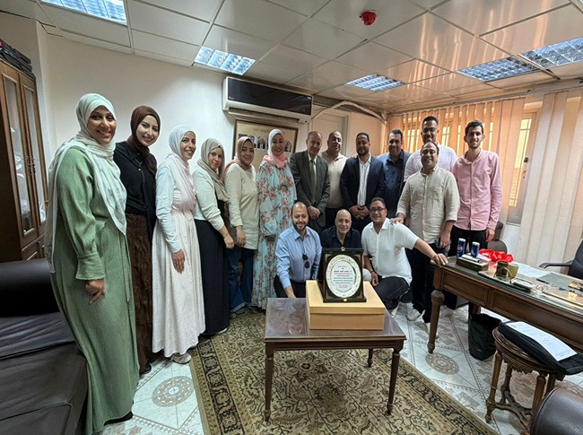 أسرة المعهد العالي لتكنولوجيا البصريات تكرّم الدكتور محمد معوض تقديرًا لعطائه خلال فترة توليه العمادة