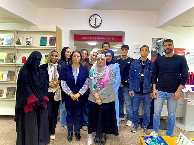 زيارة علمية لطلاب اللغة الإسبانية إلى مكتبة المركز الثقافي الإسباني بالقاهرة لتعزيز مهارات البحث والتعلم