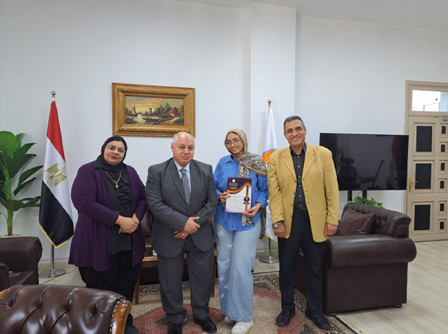 مشاركة طلاب المعهد العالي للغات في ورشة التصوير الزيتي بوزارة التعليم العالي وتكريم الطالبة المشاركة