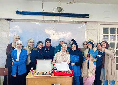 احتفال طلاب قسم الإنجليزية بانتهاء كورس الترجمة العام 