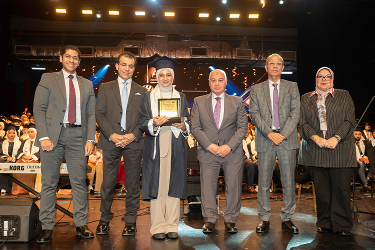 لحظة الحصاد.. خريجو المعهد العالي للإعلام وفنون الاتصال يتسلمون شهاداتهم 🎓✨