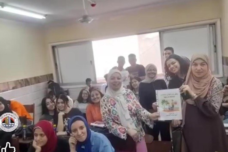 حملة لتنظيف السبورة الدراسية بالقاعات والمدرجات بمشاركة عدد من أعضاء هيئة التدريس.